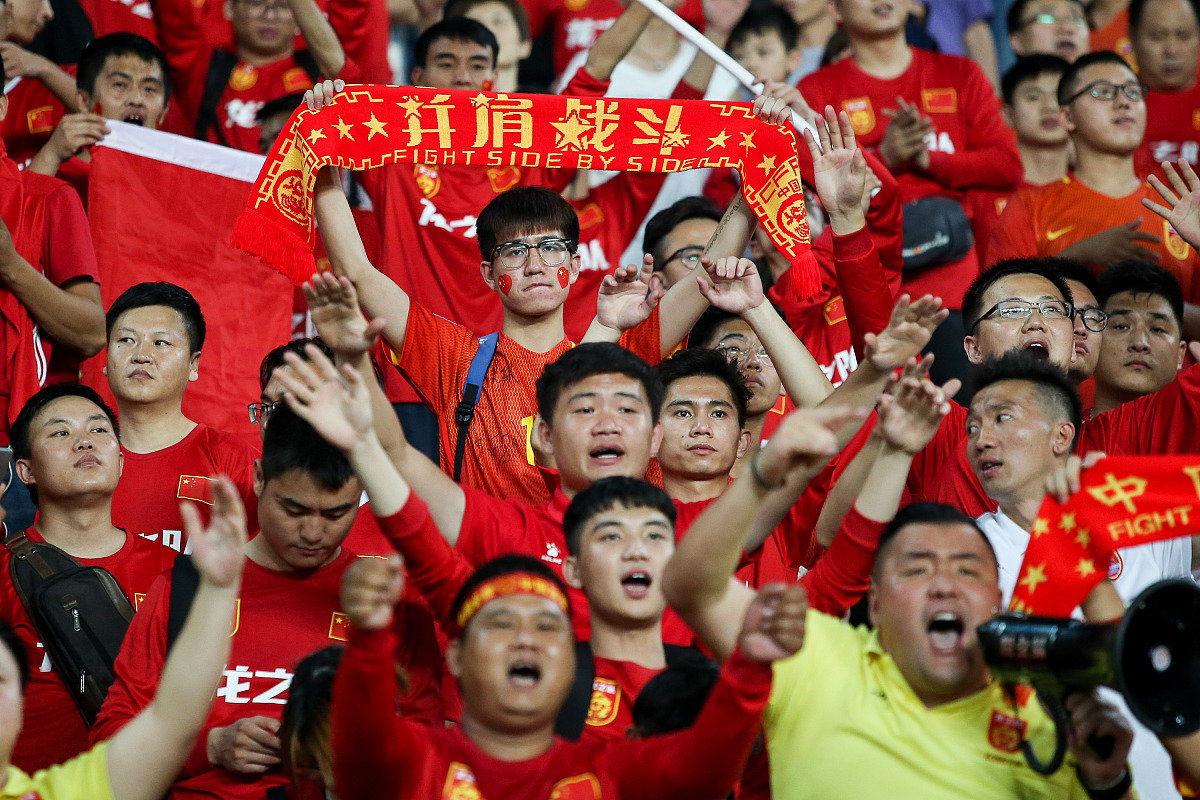 体育比赛场上球队尽显拼搏精神 体育比赛场上球队尽显拼搏精神