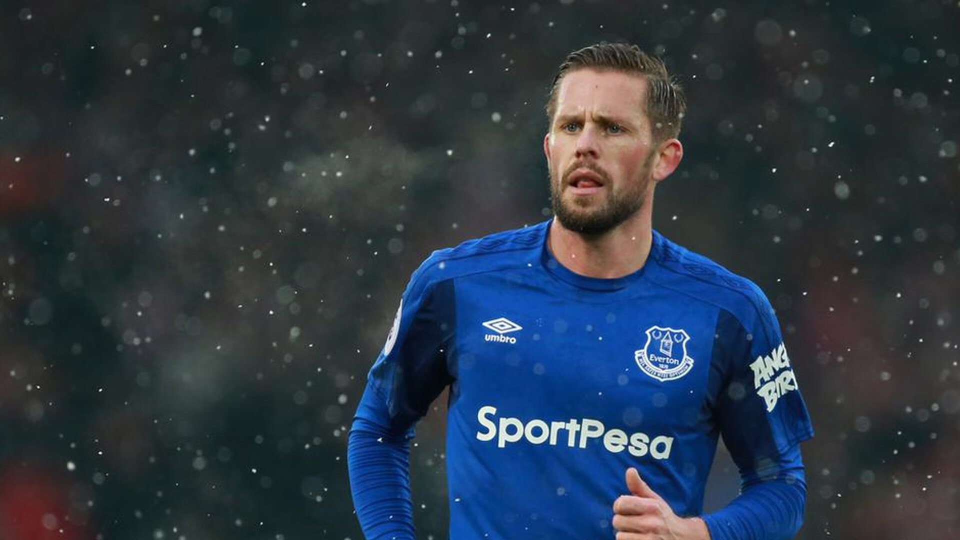 赛道与绿茵，速度与意志的双重奏