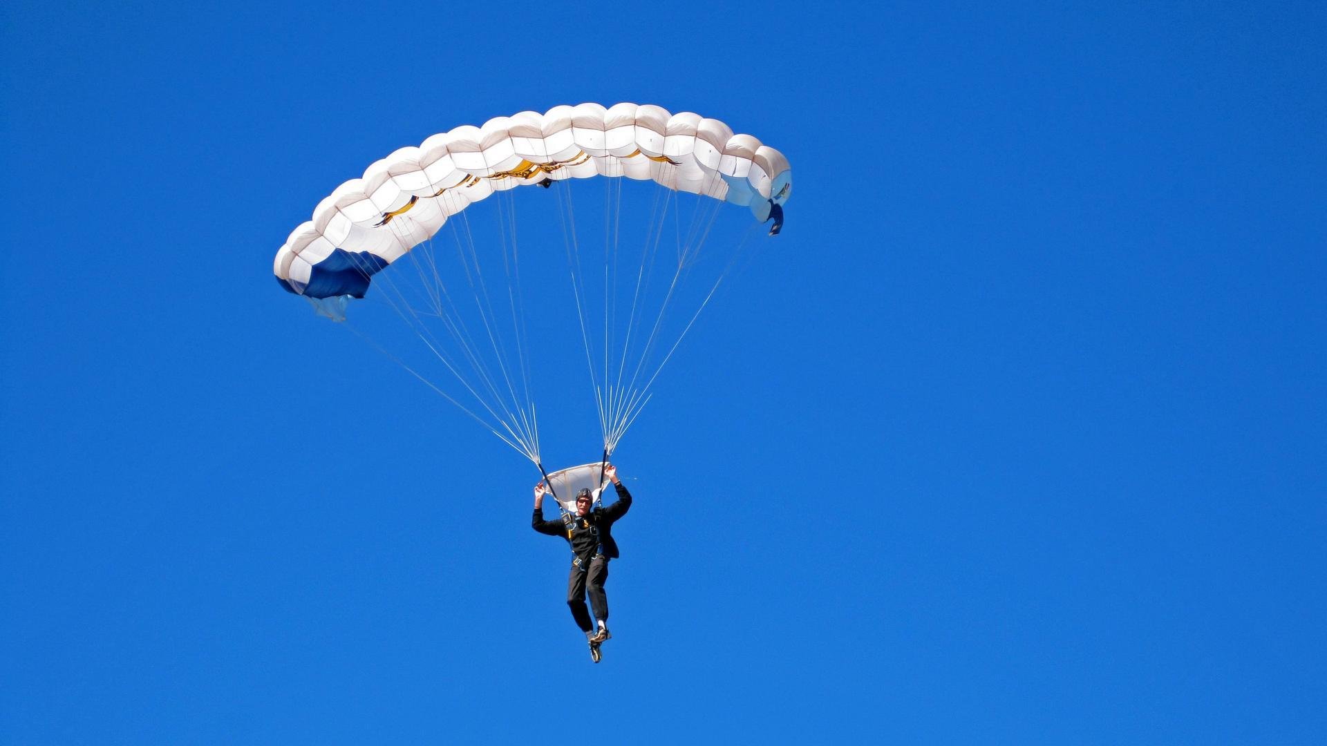 马刺击败尼克斯，霍勒迪成为关键先生